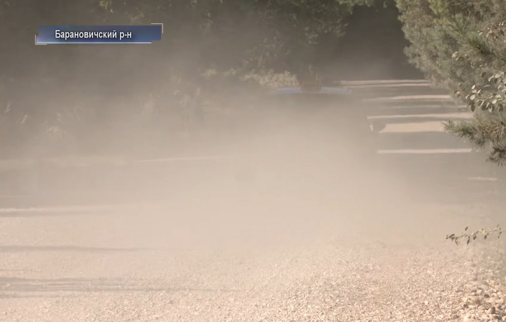 Пыль от грунтовой дороги в деревне Альбинки Барановичского района. Скриншот видео