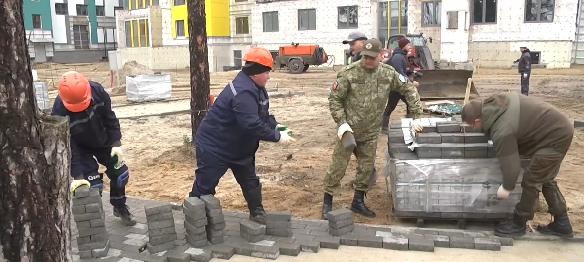 Брестские чиновники во время субботника 25 октября 2025 года. Скриншот видео