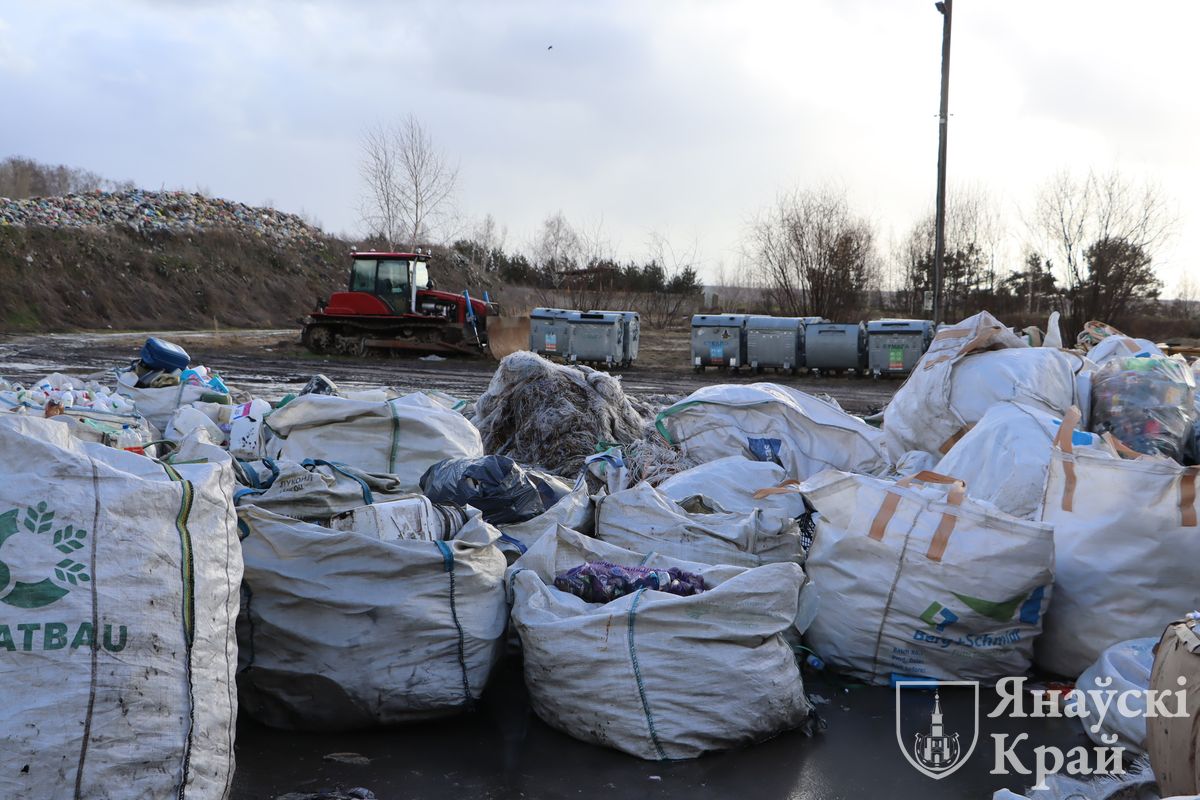 Мусор на полигоне около аг. Снитово Ивановского района Брестской области.