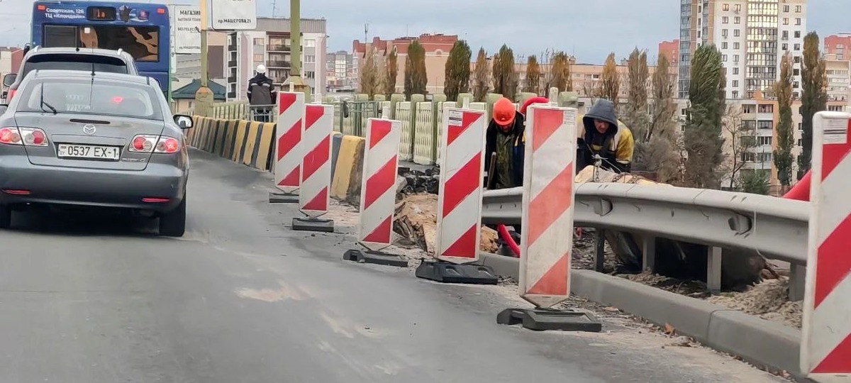 Провал на мосту через Мухавец в Бресте. Фото из соцсетей