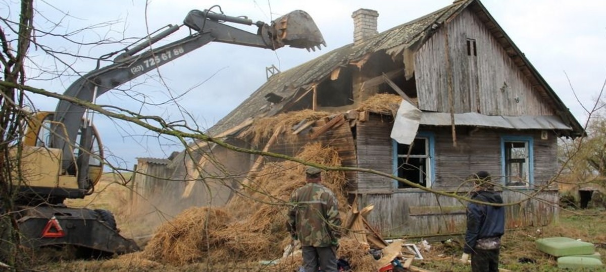 Снос пустующего дома в деревне Борщево Каменецкого района. Фото: kamenec.by