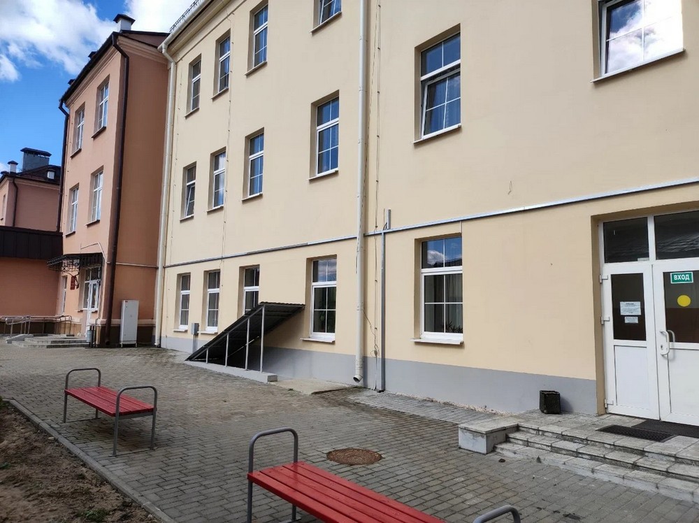 Спуск в подвал корпуса №3 торгово-технологического колледжа. Фото из яндекс-карт