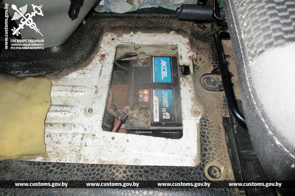 Тайник в автомобиле под аккумулятором. Брестские таможенники нашли в нем гривны. Фото: ГТК