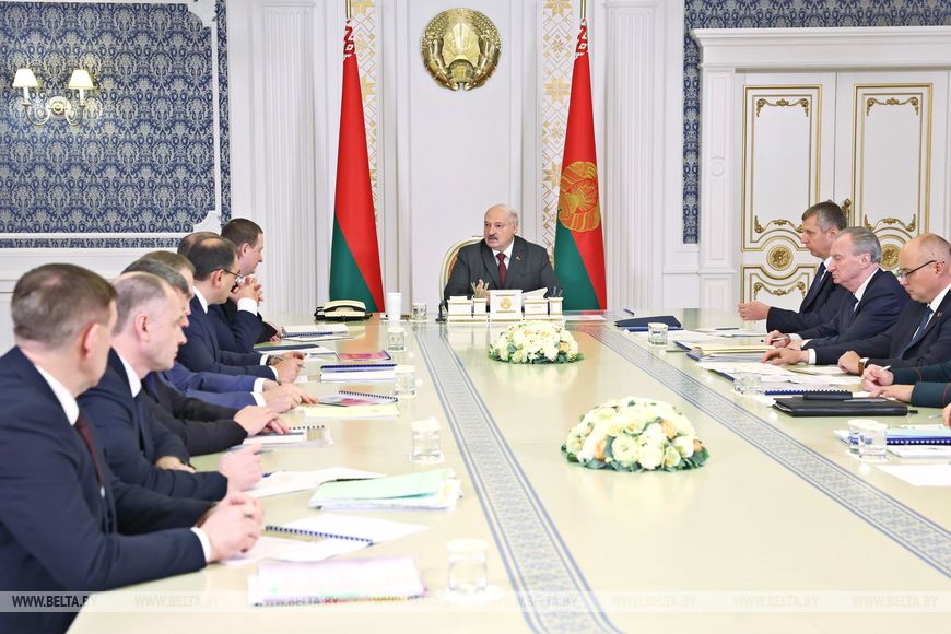 Александр Лукашенко разговаривает с чиновниками на совещании о результатах работы БелАЭС, увеличении электропотребления и предложениях о строительстве новых атомных мощностей