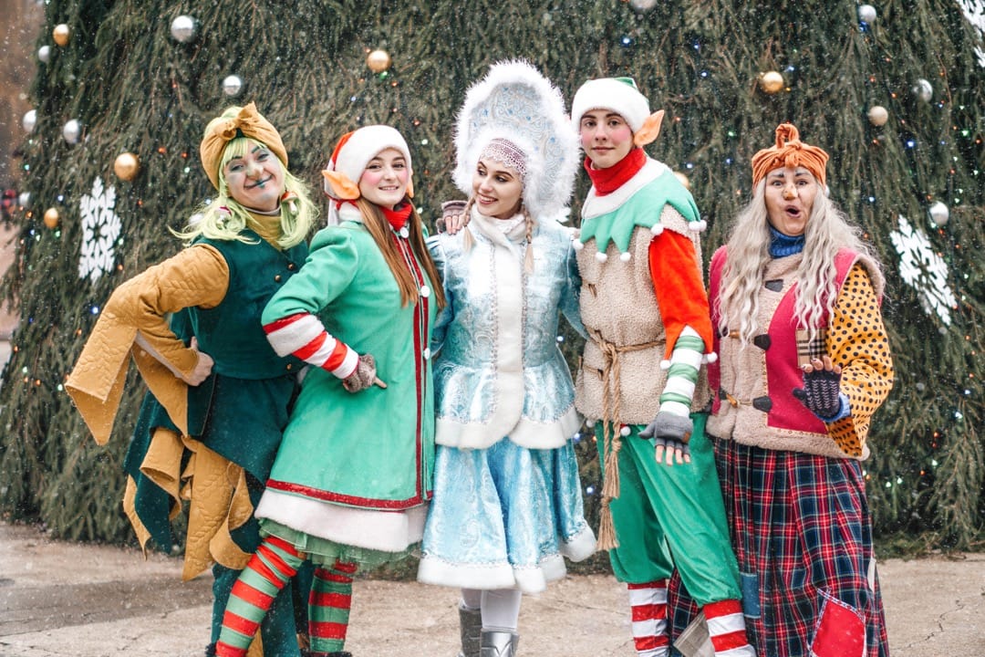 Герои представления в усадьбе Берестейского Деда Мороза.