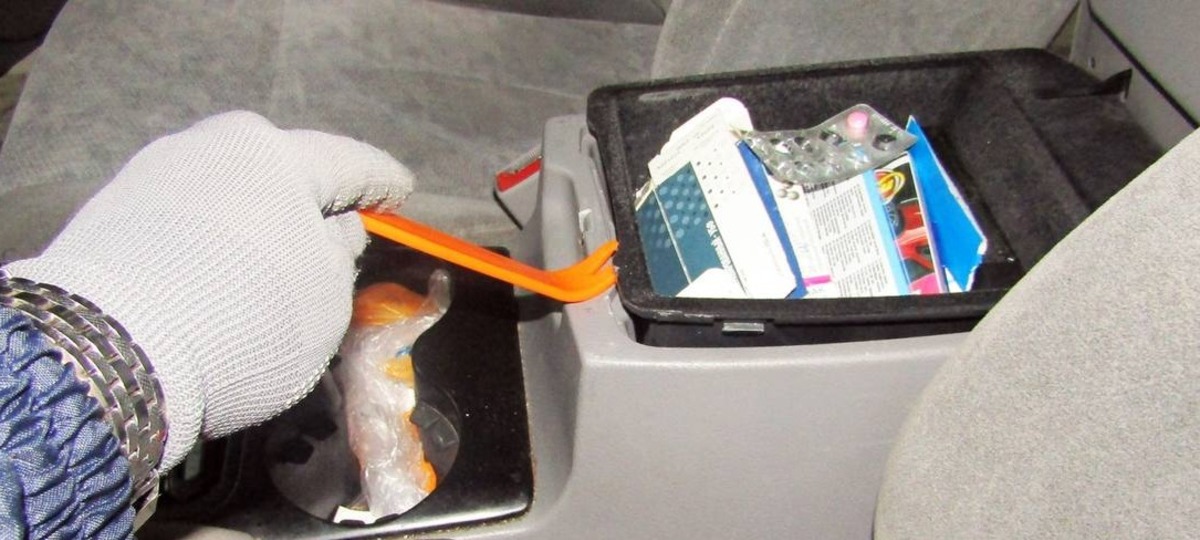 Брестский таможенник досматривает автомобиль беларуса. Фото: ГТК