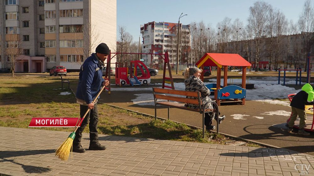Исмаил Сума, дворник ЖЭУ №7 Ленинского района Могилева. Скриншот видео СТВ