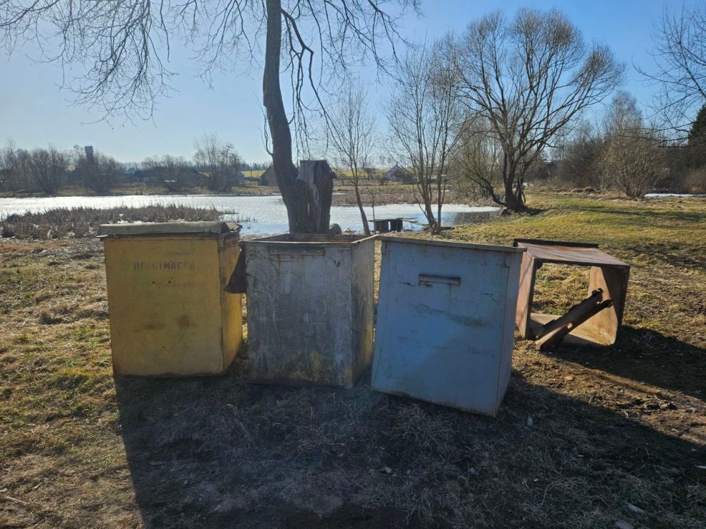 Старые мусорные контейнеры в деревне Загорское, которые так и не убрали. Фото: kraj.by