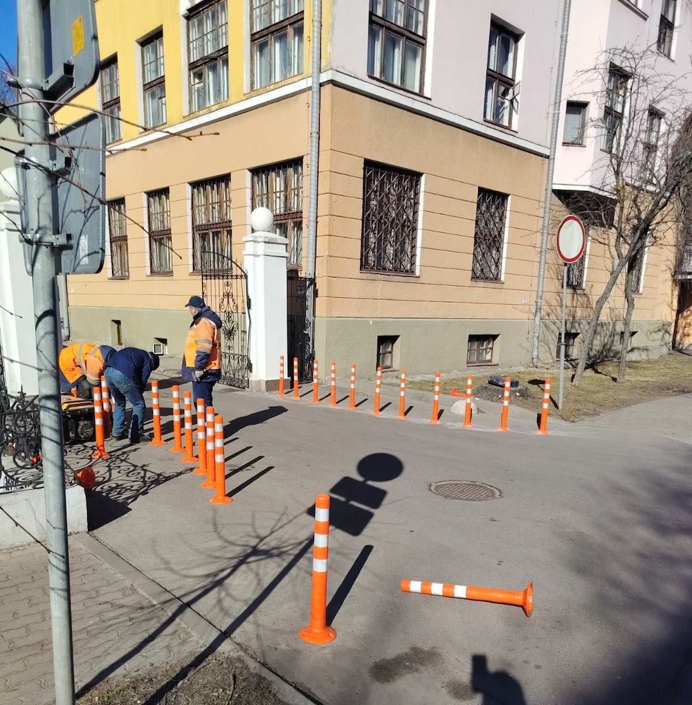 В Бресте устанавливают столбики. 