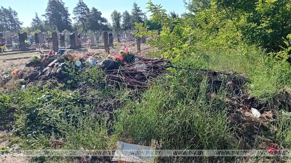 Мусор за забором на кладбище в Пинском районе