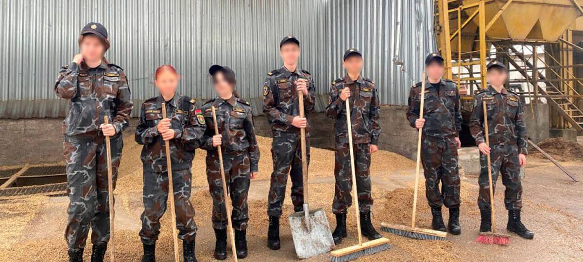 школьники на сельхозпредприятии в военной форме с лопатами