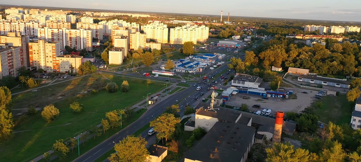 Пустырь и мини-рынок на Сябровской в Бресте, который продали с аукциона. Скриншот видео ВаськиПилота