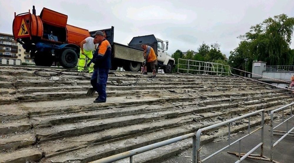 Замена старых ступенек на новые на набережной Бреста. Фото: Брестский горисполком