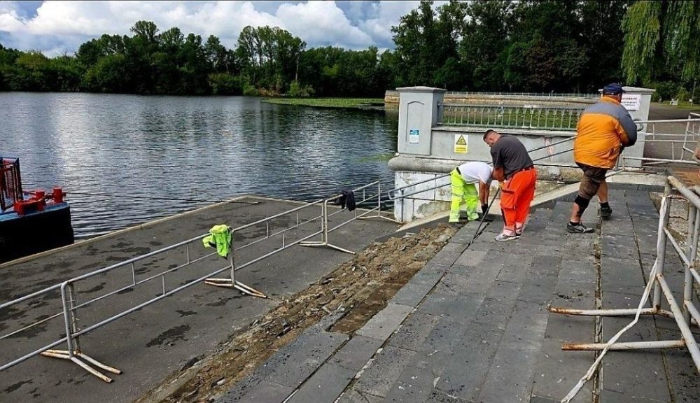 Замена старых ступенек на новые на набережной Бреста. Фото: Брестский горисполком