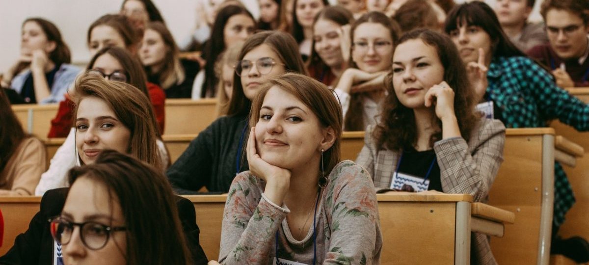 студентки сидят на лекции