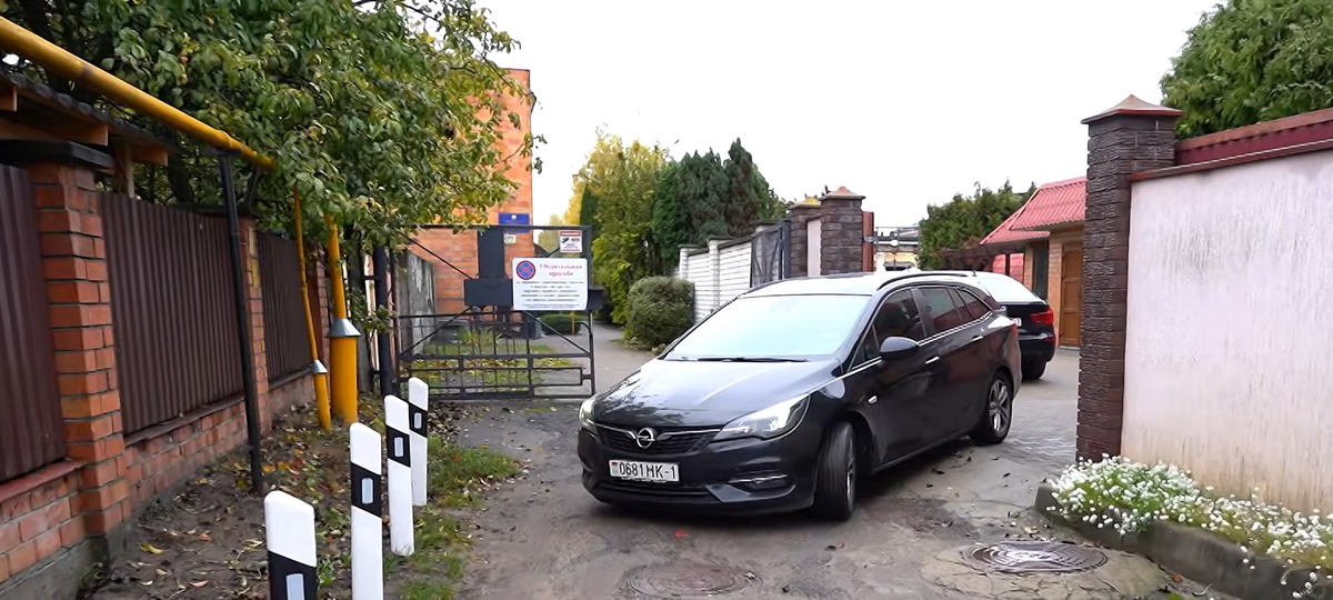 Выезд со двора дома на улице Шевченко в Бресте. Скриншот видео ТРК «Брест»