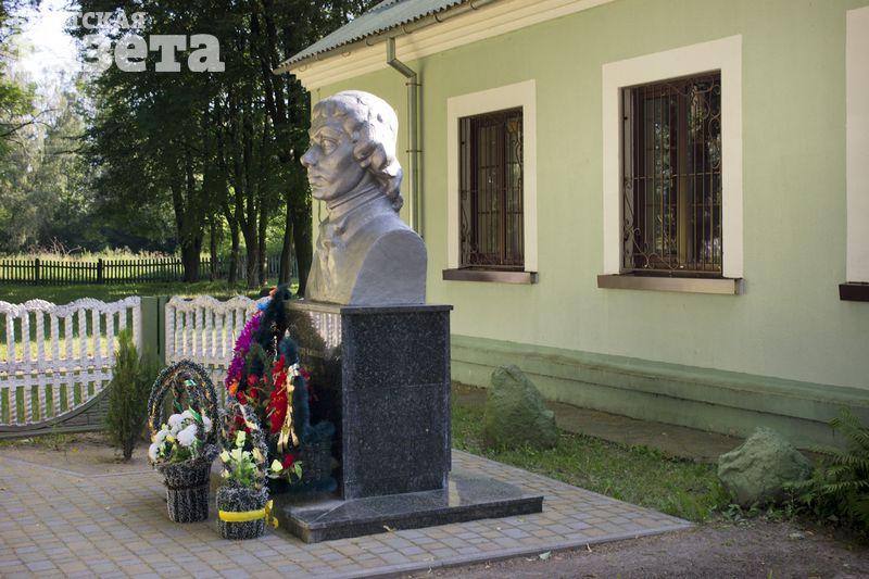 Бюст Тадеуша Костюшко перед музеем